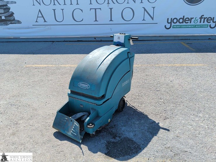 non-operable-tennant-2550-floor-scrubber-image-1