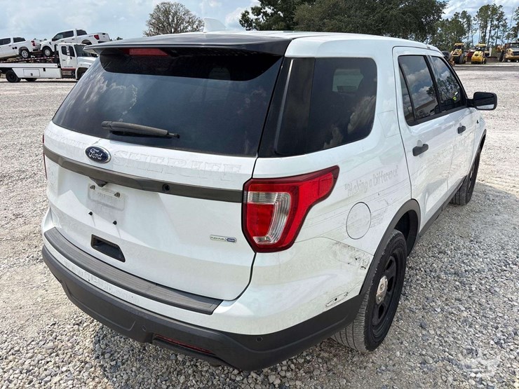 2016-ford-explorer-image-3