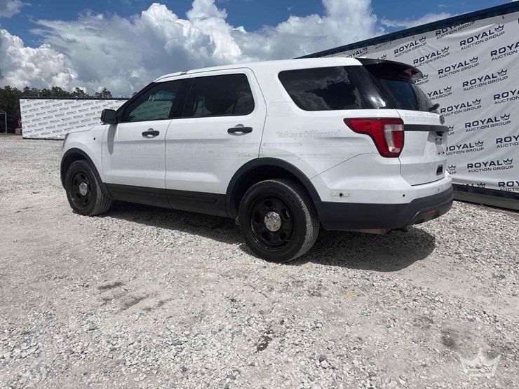 2016-ford-explorer-image-4