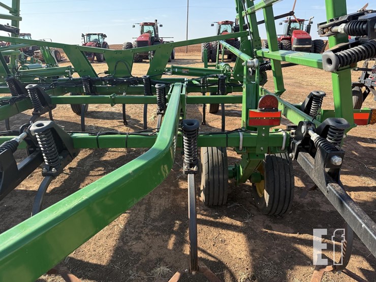 2023-john-deere-2430-image-15