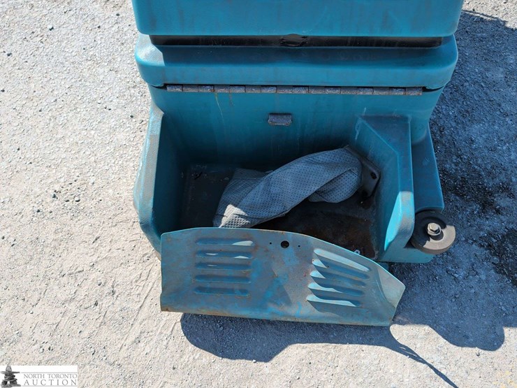 non-operable-tennant-2550-floor-scrubber-image-11