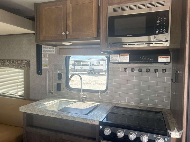 2019-28ft-keystone-coleman-toy-hauler-t/a-travel-trailer-image-12