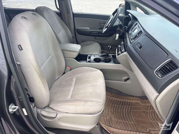 2015-kia-sedona-image-19