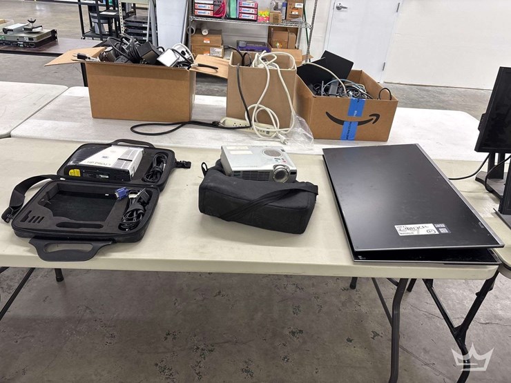 hp-&amp;-epson-projector,-view-sonic-monitors,-and-cords.-image-1