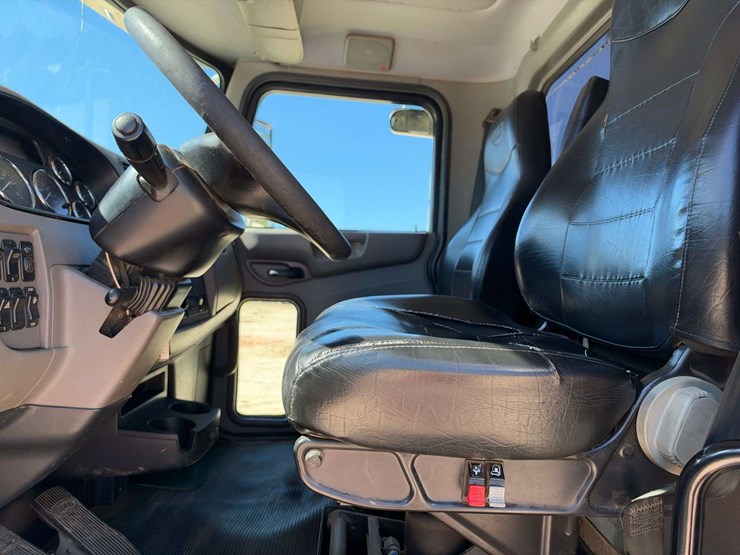 2021-peterbilt-348-image-11