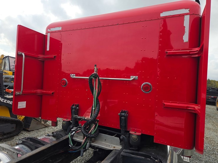 #1408-•-2014-peterbilt-388-sleeper-cab-truck-tractor-image-25
