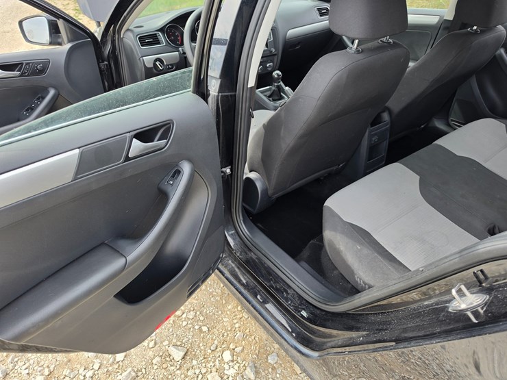 #25322-•-2017-volkswagen-jetta-passenger-car-image-53