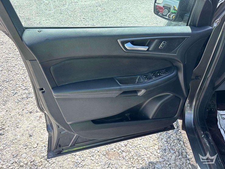 2016-ford-edge-image-15