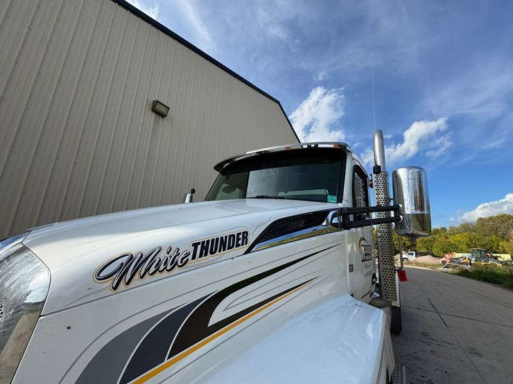 2022-kenworth-t680-image-8