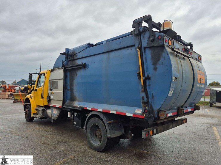 2018-freightliner-m2-106-image-7