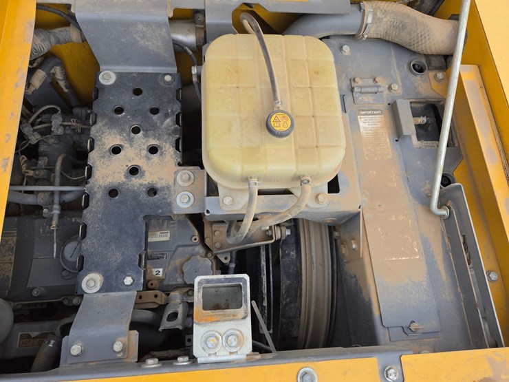 2017-deere-245g-lc-image-29