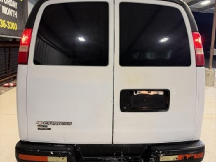 2011-chevrolet-express-2500-image-8