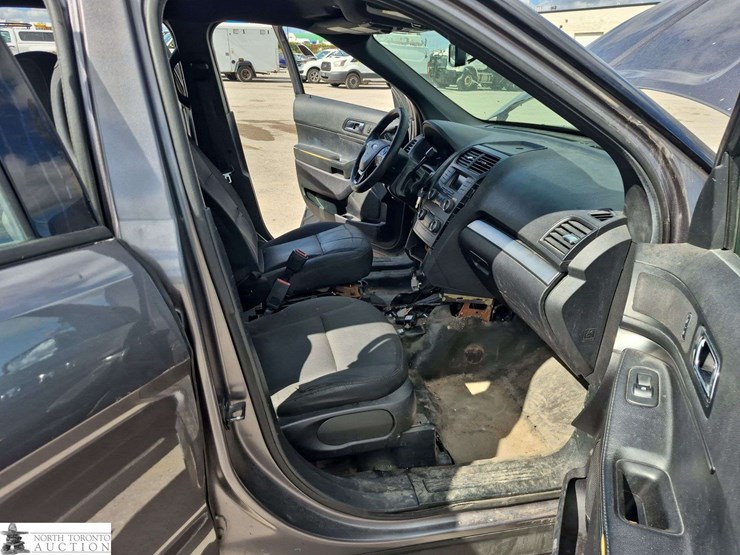 2019-ford-explorer-image-26