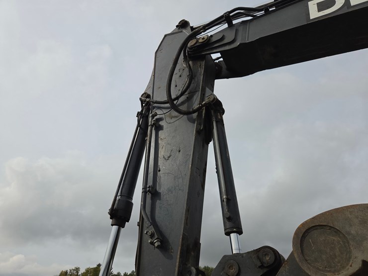 2017-deere-245g-lc-image-18