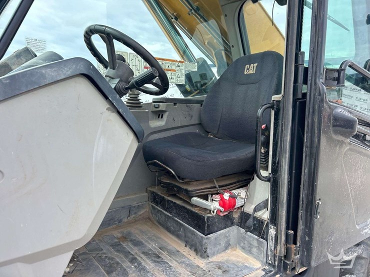 2019-caterpillar-th514d-image-17