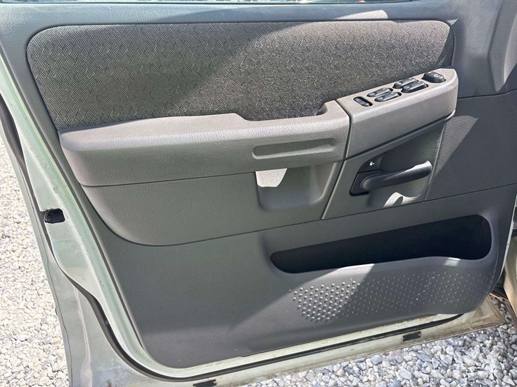 2005-ford-explorer-image-12