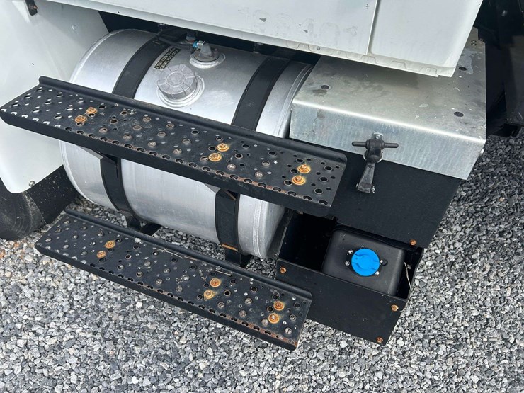 2019-international-durastar-4300-image-10