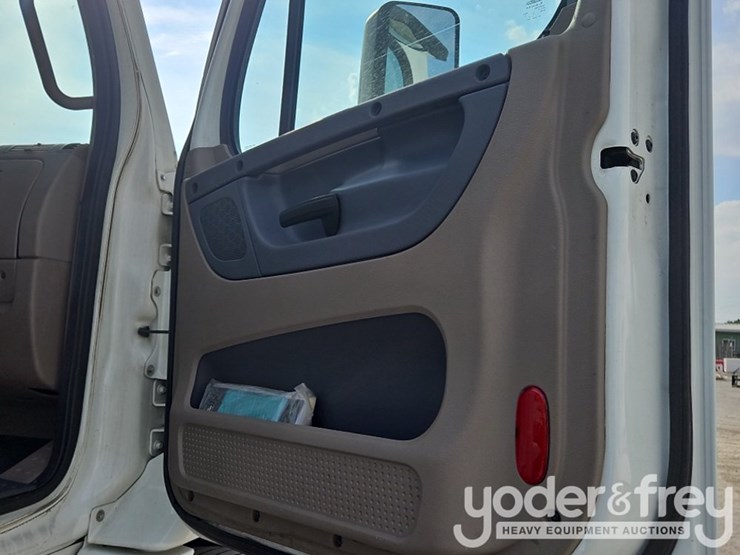 2017-freightliner-cascadia-113-image-20