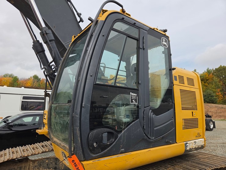 2017-deere-245g-lc-image-56