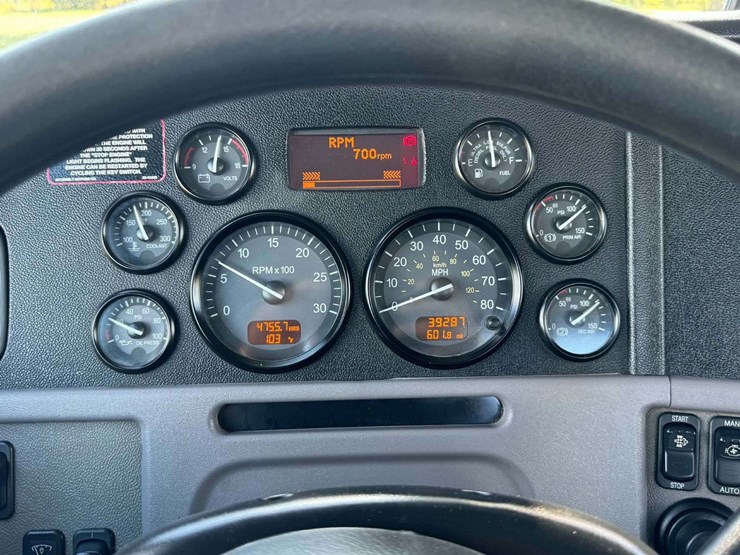 2013-peterbilt-365-image-17
