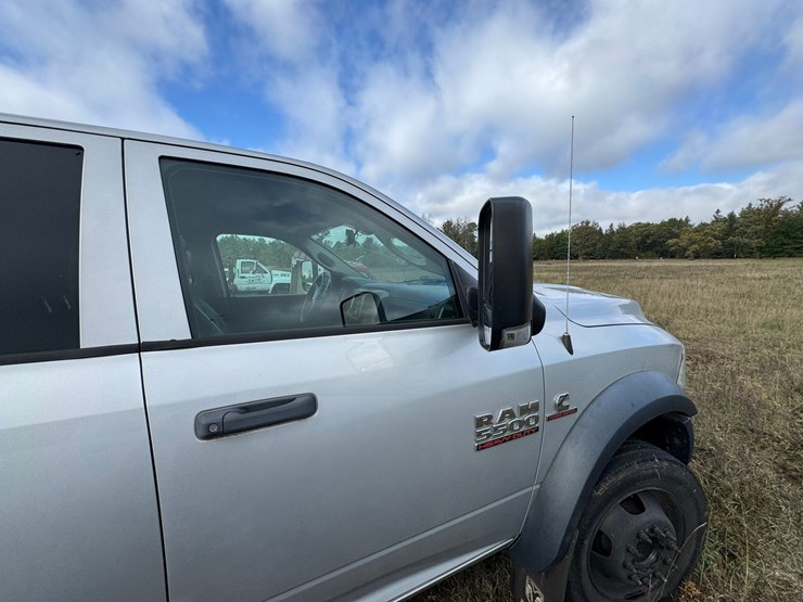 #1941-•-2017-ram-5500-cab-&-chassis-image-25