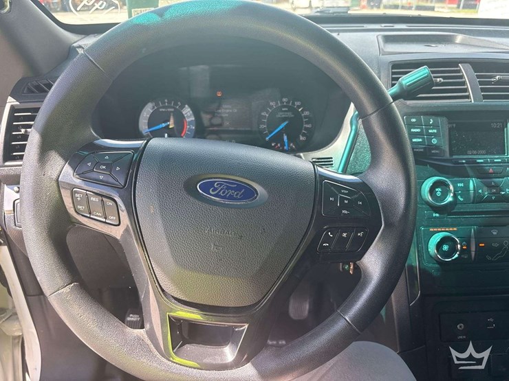 2016-ford-explorer-image-11