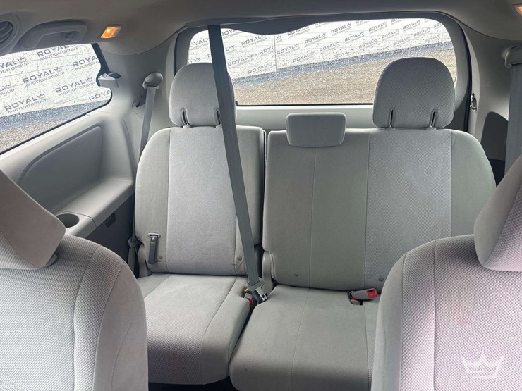 2017-toyota-sienna-image-18
