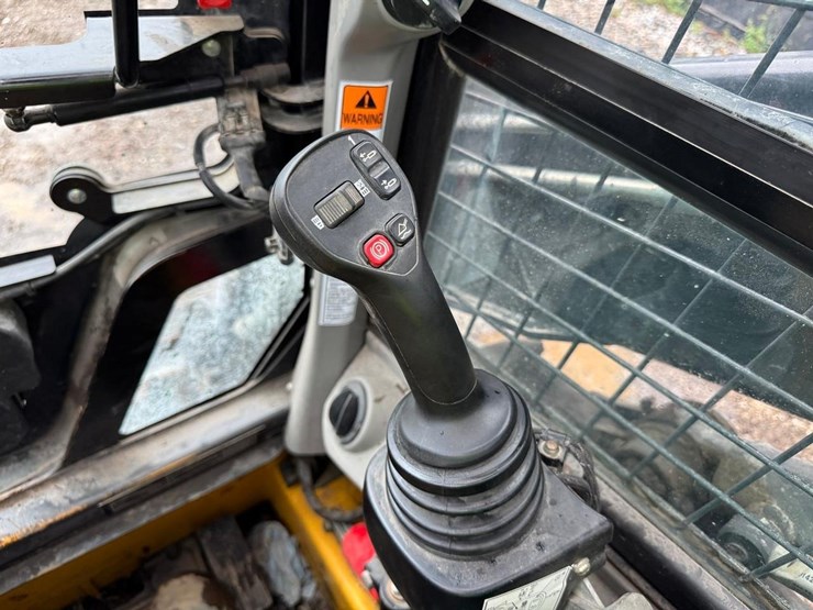 new-holland-c332-image-26