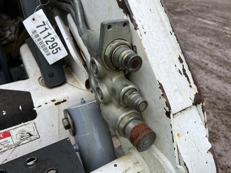 2004-bobcat-t180-image-12