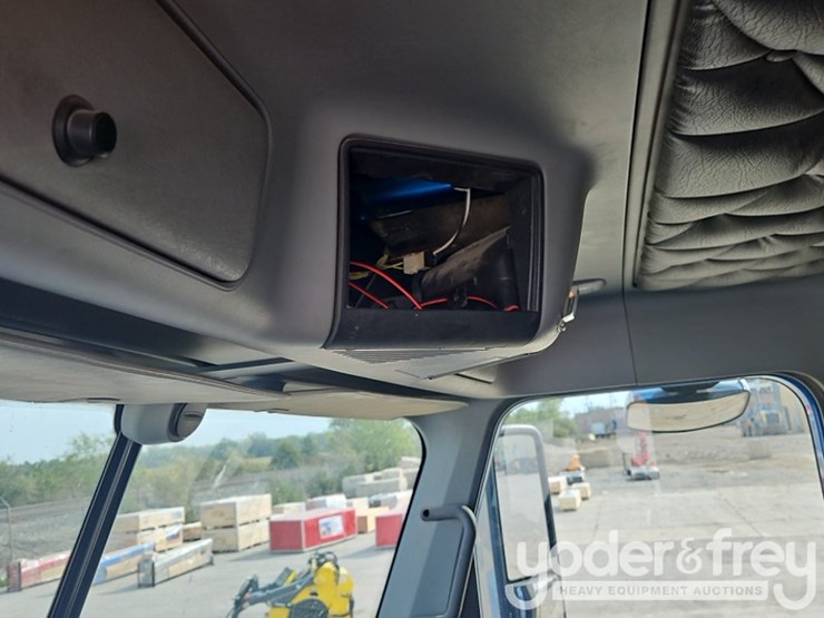 2019-freightliner-122sd-image-59