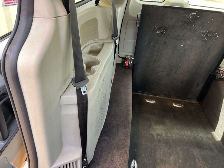 2013-dodge-grand-caravan-image-23