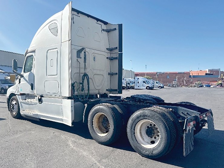 2020-freightliner-cascadia-126-image-2