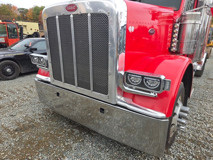 #1408-•-2014-peterbilt-388-sleeper-cab-truck-tractor-image-9
