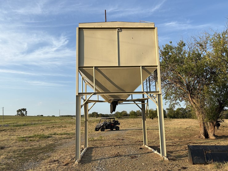 overhead-2-compartment-feed-bin-image-2