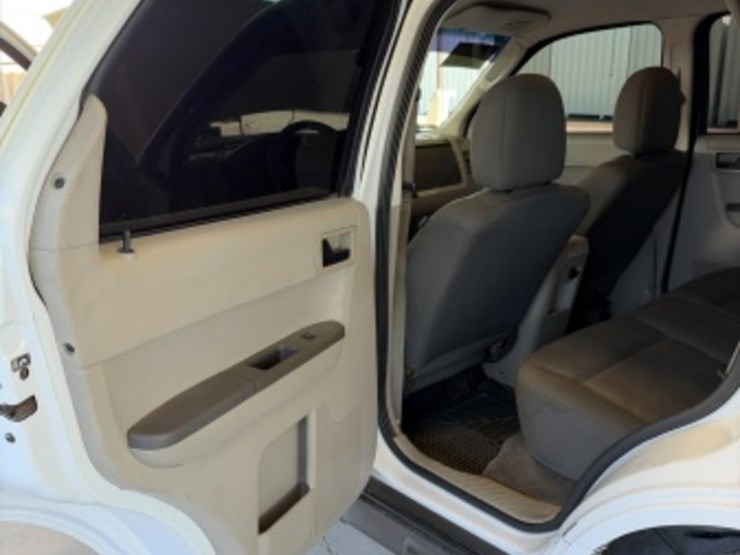 2011-ford-escape-image-29