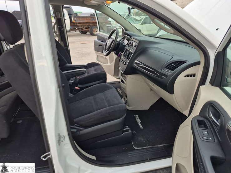 2014-dodge-grand-caravan-sxt-image-27