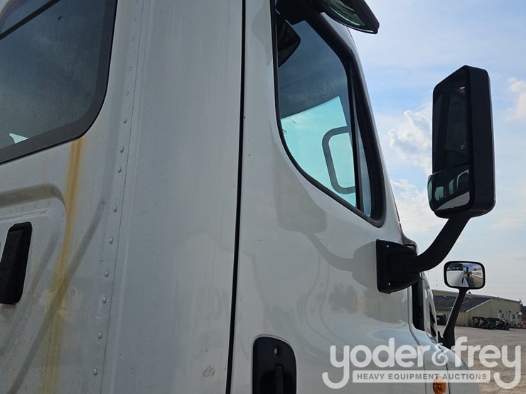 2017-freightliner-cascadia-113-image-19