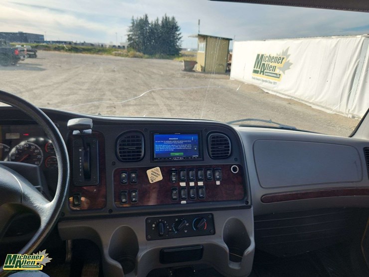 2014-freightliner-m2-106-image-17