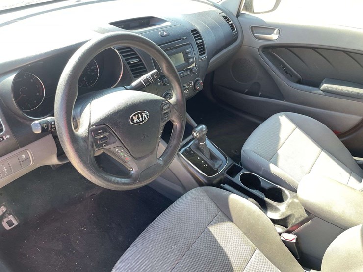 2017-kia-forte-4-door-sedan-(181,895-miles)-image-11