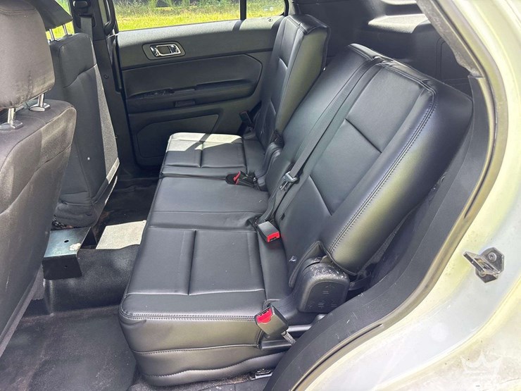 2016-ford-explorer-image-23