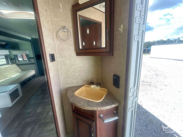 2014-28ft-crossroads-zinger-t/a-travel-trailer-image-16