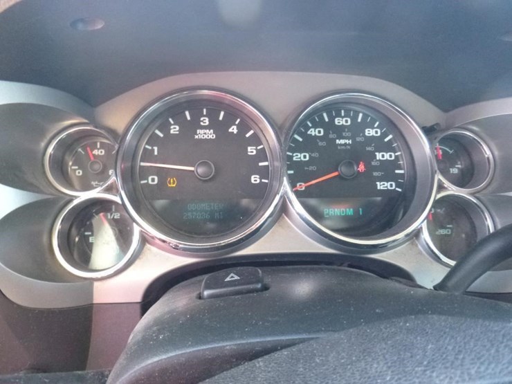 2011-chevrolet-2500hd-image-12