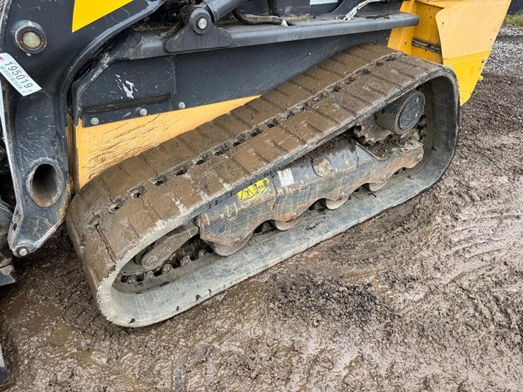 new-holland-c332-image-13