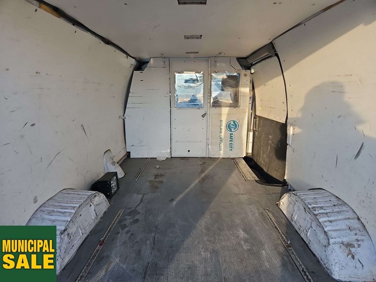 2014-ford-cargo-image-21