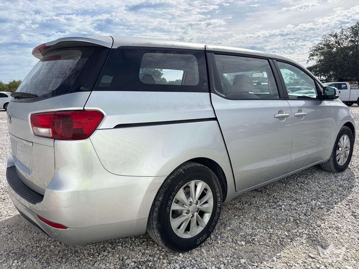 2016-kia-sedona-image-3