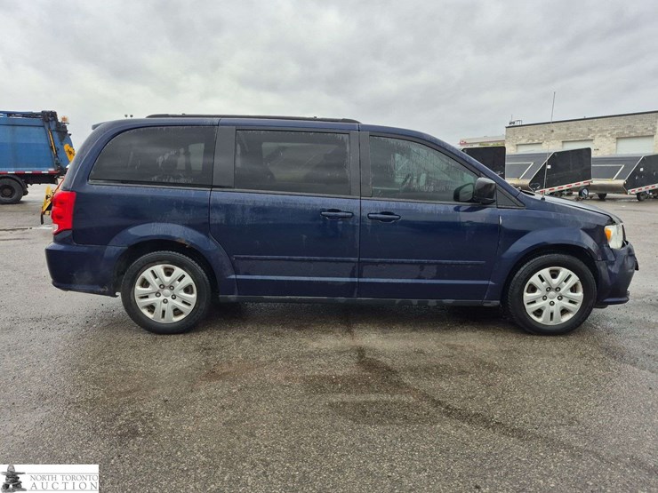 2017-dodge-grand-caravan-sxt-image-4