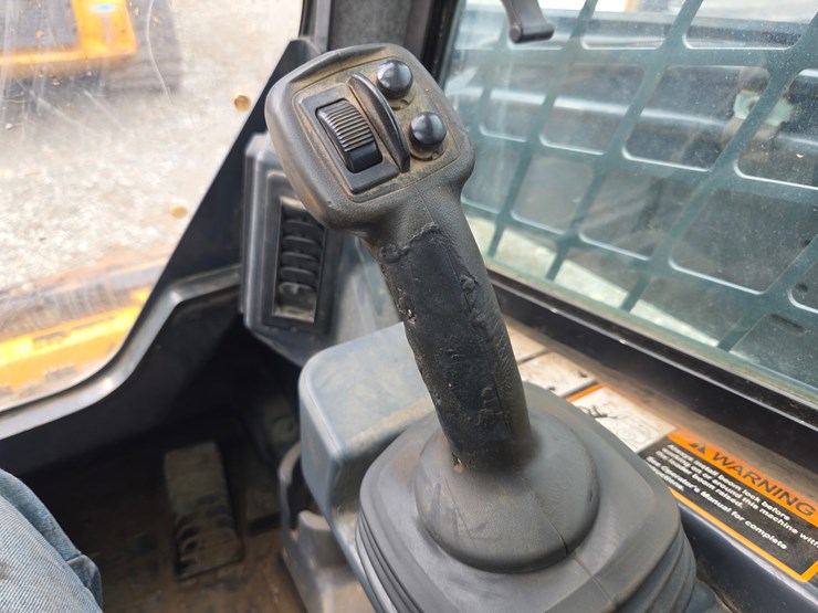 2020-deere-331g-image-38
