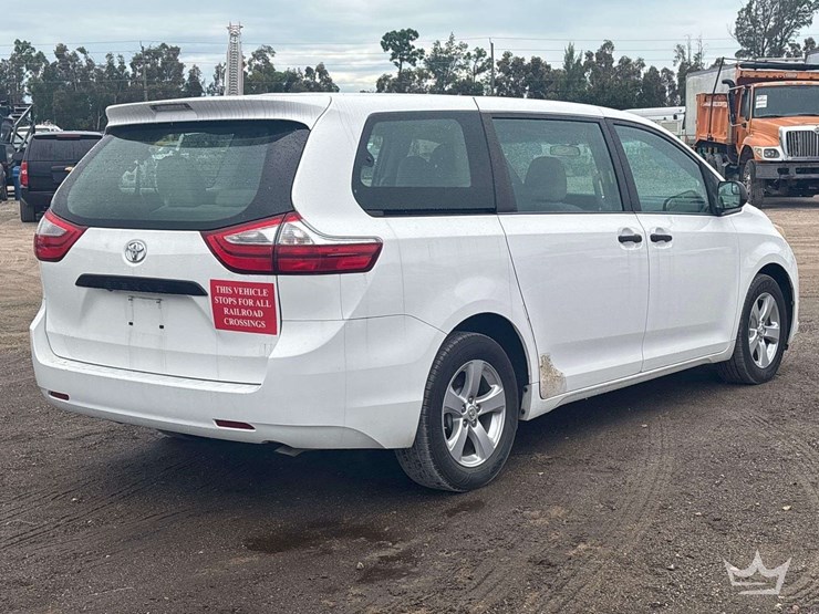2017-toyota-sienna-image-3