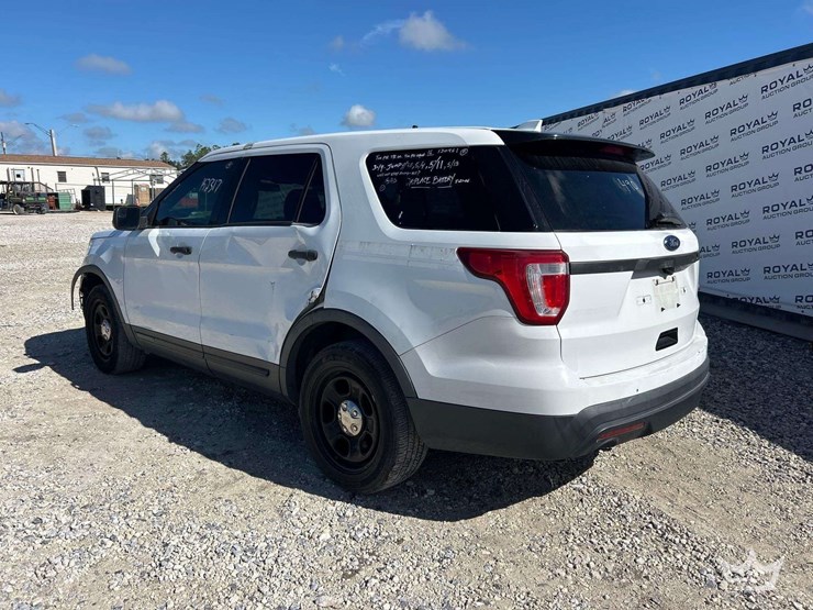 2016-ford-explorer-image-2