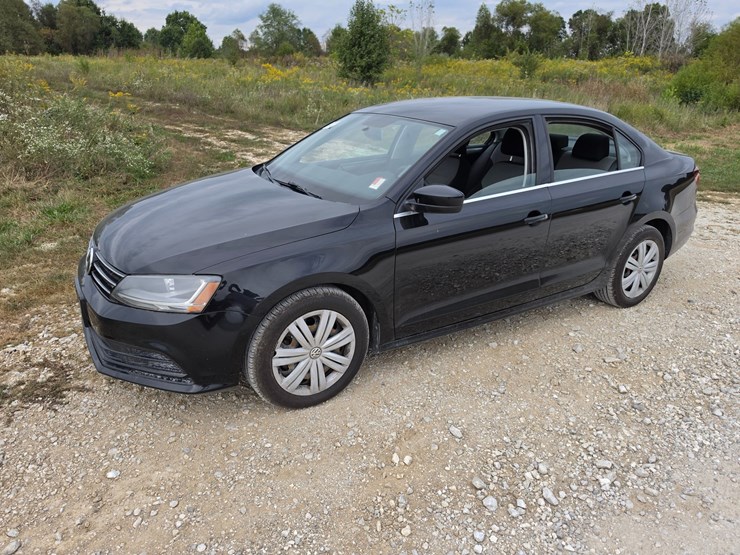 #25322-•-2017-volkswagen-jetta-passenger-car-image-4